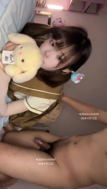 Cô gái tóc hai bím dễ thương nằm trên giường bị một fan nam xâm nhập cho đến khi cô
